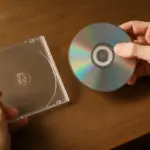 A cosa serve la custodia jewel case nei CD? Il dettaglio che allunga la vita dei dischi